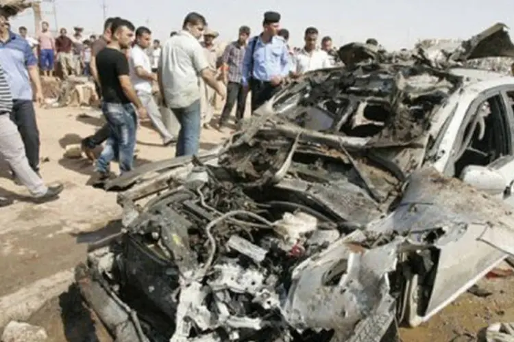 Carro destruído em Kirkuk: a onda de atentados que sacudiu o Iraque deixou ao menos 91 mortos e 161 feridos nesta segunda-feira, no dia mais sangrento vivido pelo país em dois anos, segundo um balanço fornecido pelas autoridades iraquianas (Marwan Ibrahim/AFP)