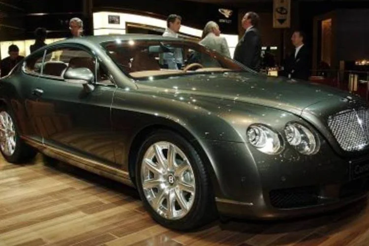 Conhecido como o carro do James Bond, Bentley Continental GT será vendido em leilão no ES. 