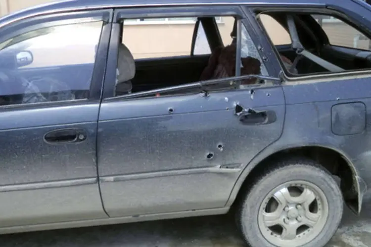 Carro onde jornalistas da AP estavam, com marcas de balas:  jornalistas estavam em uma cidade remota, na fronteira com o Paquistão, quando foram atacadas (Reuters)