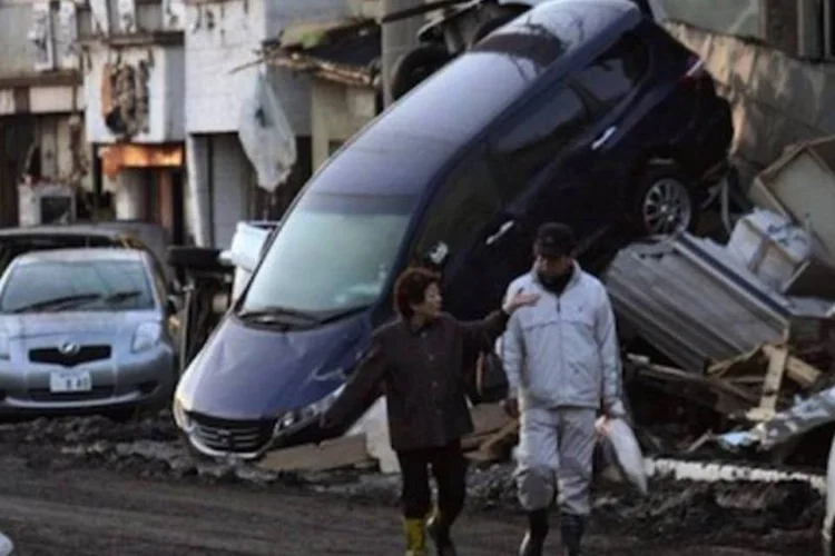 Países enviaram equipes de socorro ao Japão após terremoto e tsunami (©AFP  Yomiuri Shimbun)