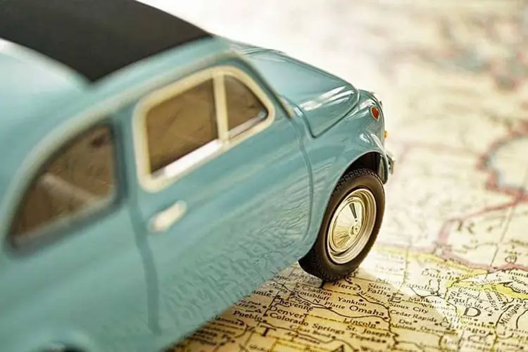 
	Carro em miniatura sobre mapa: empresa conecta pessoas que v&atilde;o para uma mesma regi&atilde;o para poderem compartilhar os custos de longas viagens de carro
 (Anson_iStock/Thinkstock)