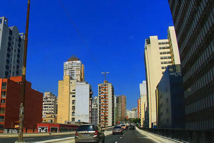 Carros passam pelo Elevado Costa e Silva, o Minhocão (Carlos Severo/Fotos Públicas)