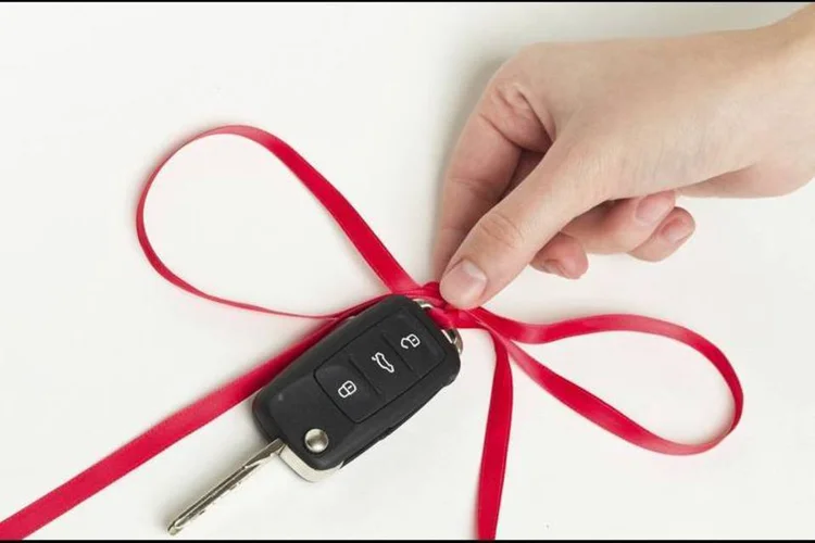 
	Chave do carro com la&ccedil;o de presente: Internauta pergunta como deve reportar a transa&ccedil;&atilde;o &agrave; Receita Federal e por qual valor
 (Aleksei Lazukov/Thinkstock)