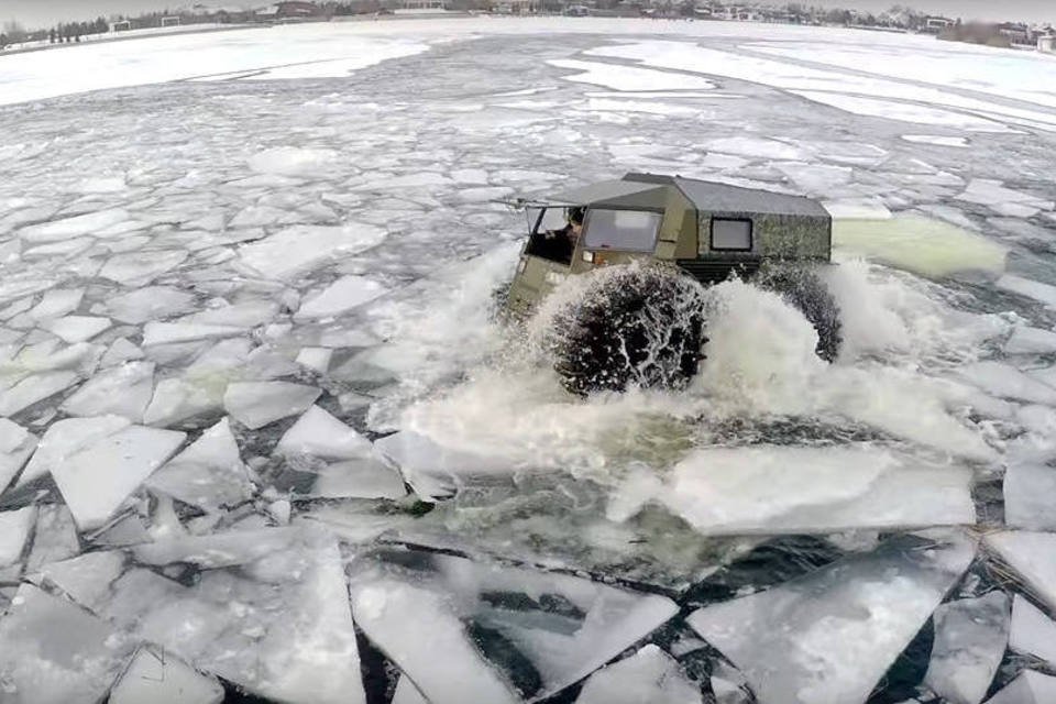 Veículo russo é capaz de “nadar” usando pneus