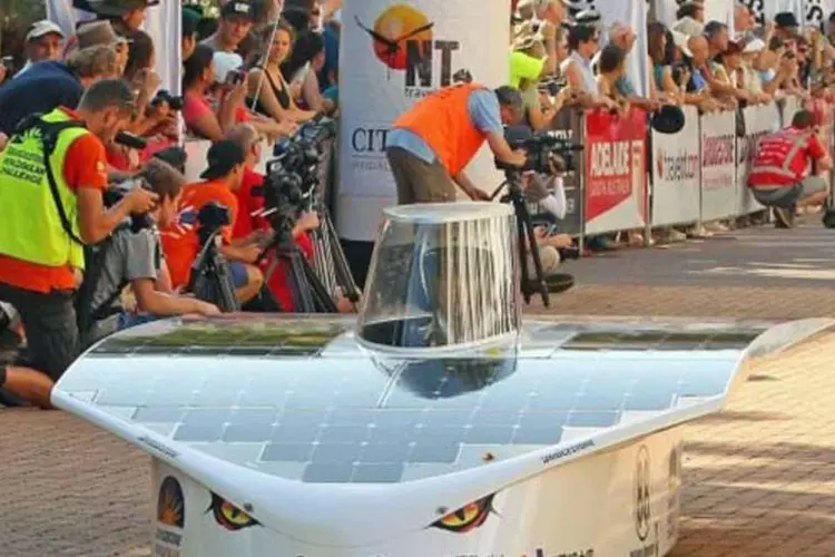 Carro solar disputa corrida no Solar World Challange (Divulgação)