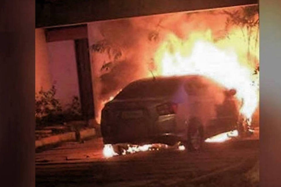 Carro destruído por coquetel molotov abala vizinhos de Temer