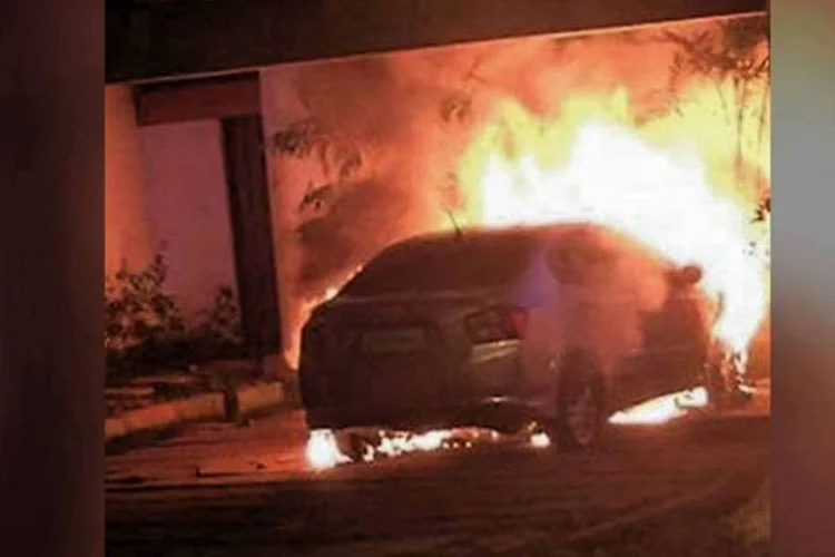 Carro atingido: os vizinhos tentaram apagar o fogo, mas só o Corpo de Bombeiros conseguiu evitar que fogo se alastrasse (Reprodução/Twitter)