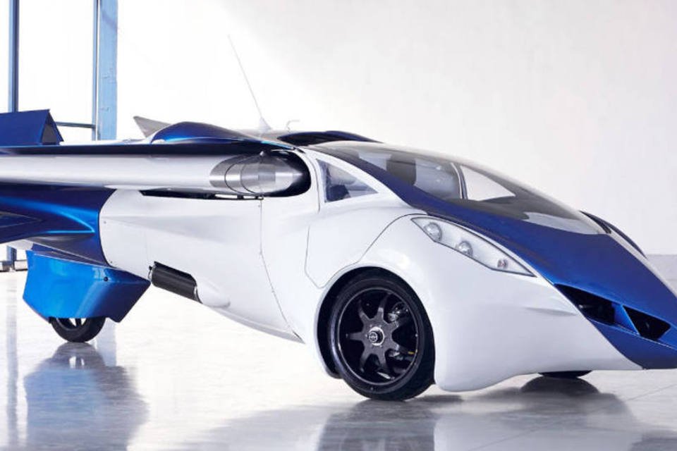 Carro voador cai durante voo teste na Europa