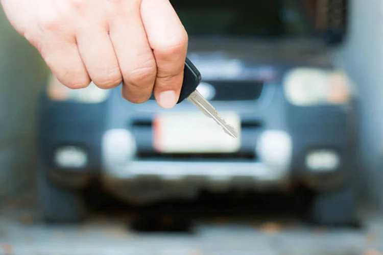 
	M&atilde;o segura chave em frente a carro: a nova companhia nasce com 35 mil ve&iacute;culos leves
 (superoke/ThinkStock)