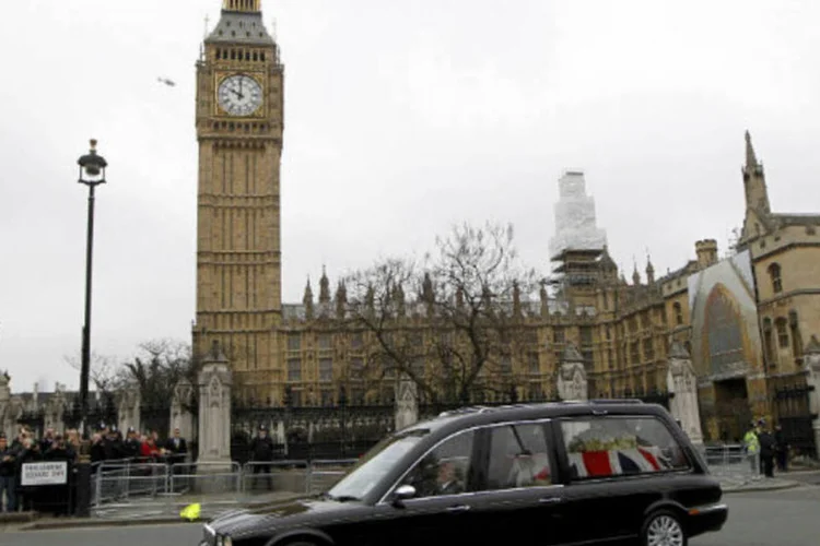 Carro leva o corpo da ex-primeira-ministra britânica Margaret Thatcher para funeral na Catedral de São Paulo, em Londres (REUTERS/Sang Tan)