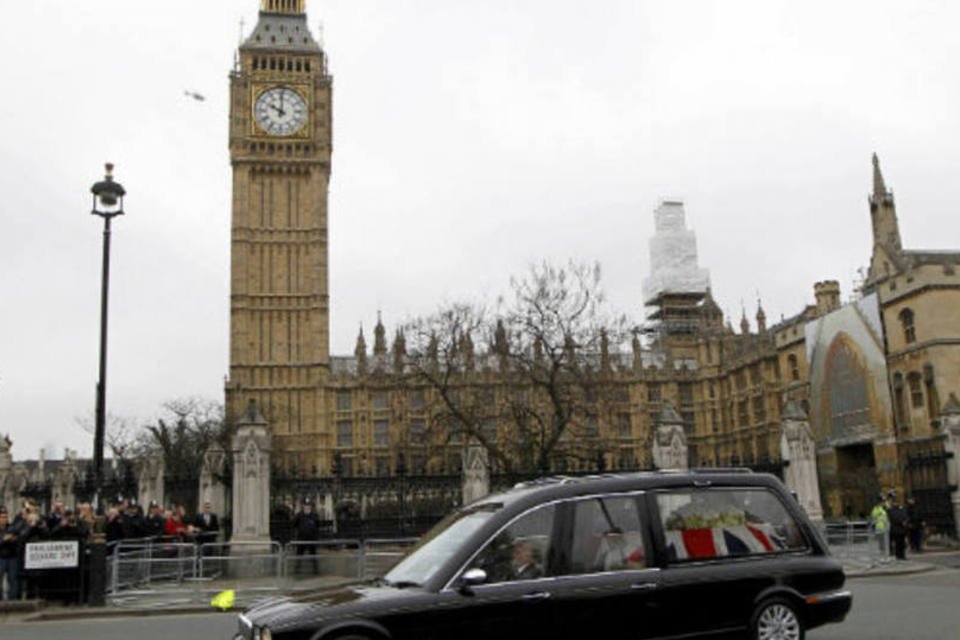 Carro fúnebre com o corpo de Thatcher sai do Parlamento