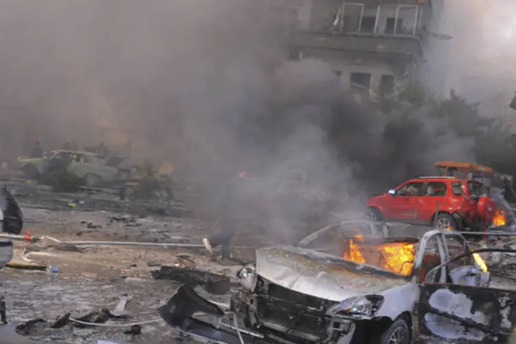
	Ve&iacute;culos queimados ap&oacute;s a explos&atilde;o de carro-bomba em Damasco: explos&atilde;o desta quinta-feira foi seguida por pelo menos tr&ecirc;s outras explos&otilde;es em diferentes lugares de Damasco
 (SANA/Reuters)