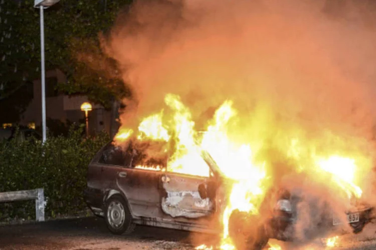 Carro é incendiado durante protestos em Estocolmo, capítal da Suécia (REUTERS/Fredrik Sandberg/Scanpix)