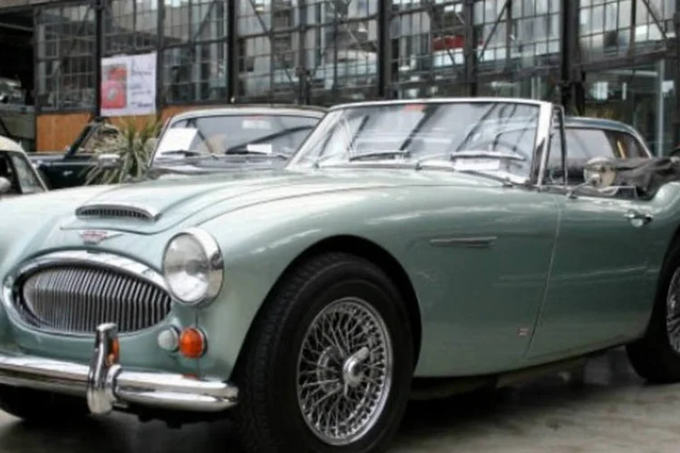 Criança de apenas 14 meses comprou um carro Aston-Healey de 1962 (modelo similar ao da foto acima) no eBay pelo smartphone de seu pai (Flickr.com/geralds_1311)