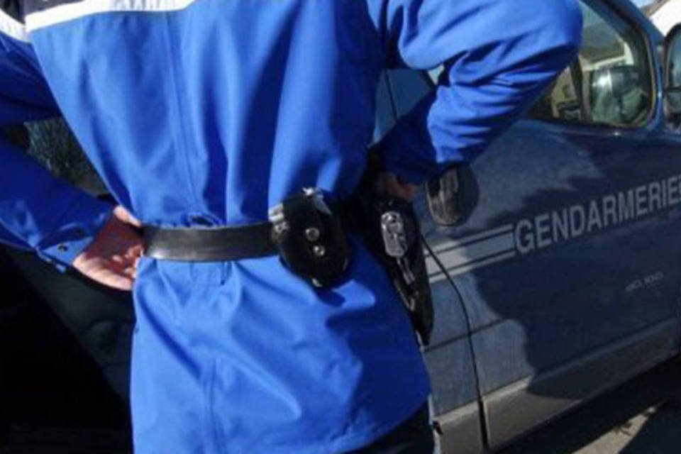 França detém policiais belgas que transportavam 13 migrantes