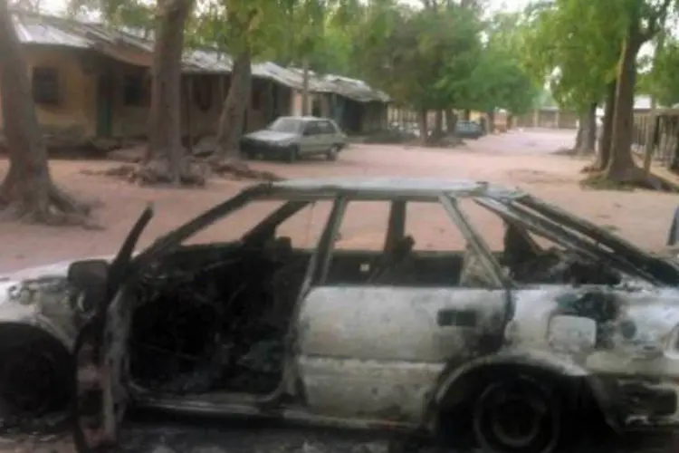 
	Carro incendiado pelo Boko Haram na cidade de Bama
 (AFP)