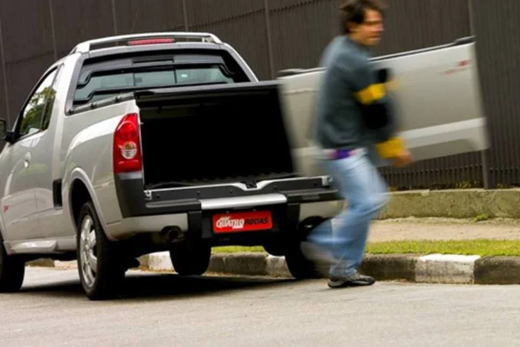 
	Guardar documentos no carro e colar adesivos que exponham informa&ccedil;&otilde;es pessoais facilitam a a&ccedil;&atilde;o dos ladr&otilde;es
 (Quatro Rodas/ Christian Castanho)