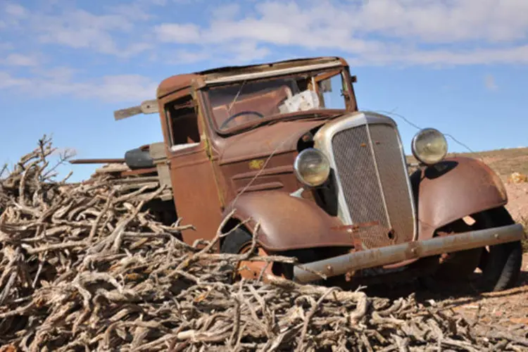 
	Carro antigo: a destrui&ccedil;&atilde;o do ve&iacute;culo &eacute; realizada por meio de um processo de compacta&ccedil;&atilde;o, que recolhe todos os detritos e res&iacute;duos das carca&ccedil;as (Stock.xchng)