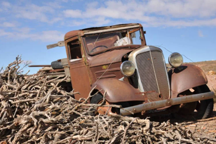 
	Carro antigo: a destrui&ccedil;&atilde;o do ve&iacute;culo &eacute; realizada por meio de um processo de compacta&ccedil;&atilde;o, que recolhe todos os detritos e res&iacute;duos das carca&ccedil;as (Stock.xchng)