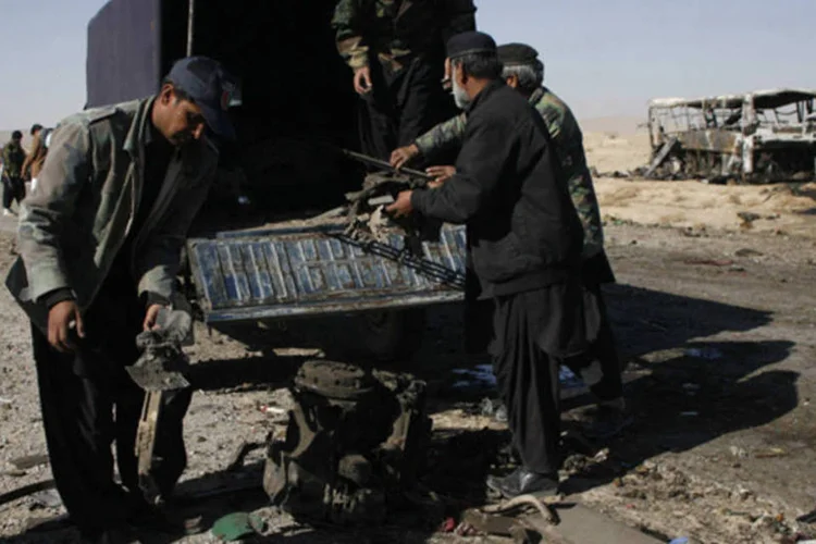 
	Explos&atilde;o de um carro bomba em Quetta: a maioria das mortes de quinta-feira foi causada por ataques g&ecirc;meos destinados aos xiitas na cidade de Quetta.
 (Naseer Ahmed/Reuters)