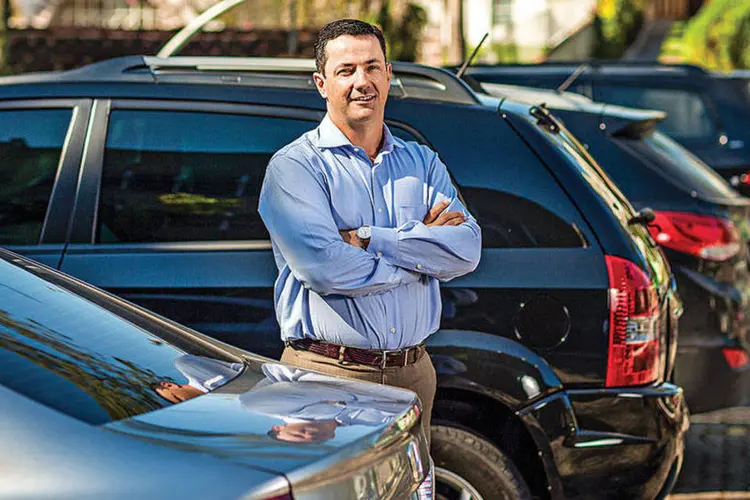 José Renato Domingues, diretor de RH da Tigre, no estacionamento da empresa: executivos recebem 100  000 reais para escolher o carro preferido (Raphael Gunther / VOCÊ RH)