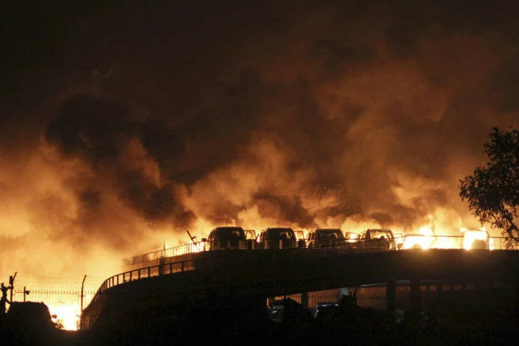 
	Explos&otilde;es de Tianjin: mais dois corpos foram retirados do local onde aconteceram as explos&otilde;es. 70 pessoas continuam desaparecidas e 700 est&atilde;o feridas
 (Stringer/Reuters)