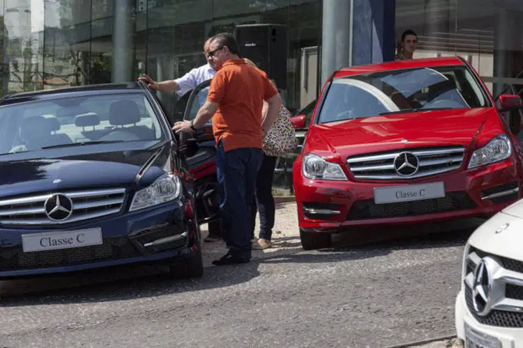 
	Carros da Mercedes-Benz em uma concession&aacute;rias da montadora em S&atilde;o Paulo
 (Marcos Issa/Bloomberg)
