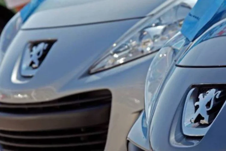 
	Carros da Peugeot: parceria despertou ceticismo de investidores diante da piora das finan&ccedil;as do grupo franc&ecirc;s
 (Eric Gaillard/Reuters)