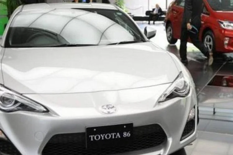 
	Montadora Toyota: a previs&atilde;o da Fenabrave &eacute; que, no acumulado de 2012, sejam comercializados 2,88 milh&otilde;es de autom&oacute;veis
 (Toru Yamanaka/AFP)