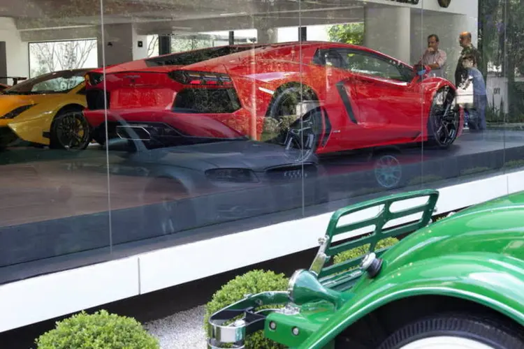 
	Carros da Lamborghini em uma concession&aacute;ria da avenida Europa:&nbsp;incentivos fiscais colocam mais carros de luxo ao alcance dos consumidores
 (Marcos Issa/Bloomberg)