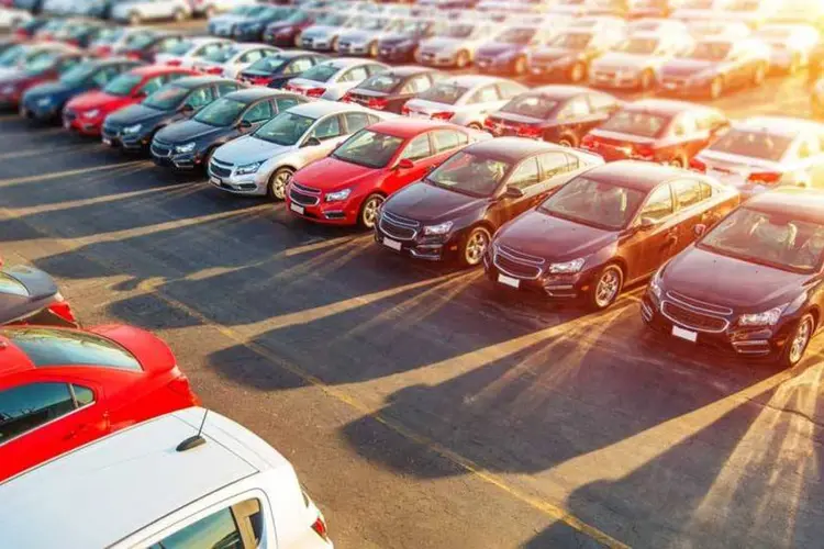 
	Carros: em rela&ccedil;&atilde;o ao mesmo m&ecirc;s de 2014, o volume de vendas no Brasil recuou 31,8% em setembro
 (Thinkstock)