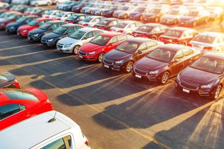 
	Carros em p&aacute;tio
 (Thinkstock)