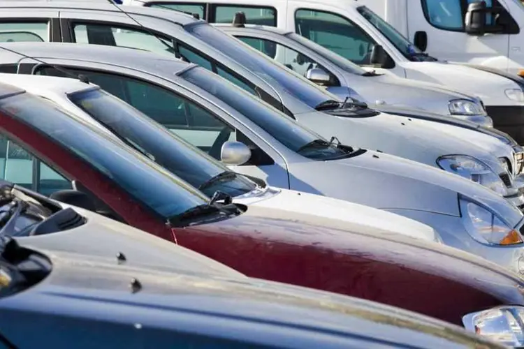 
	Fileira de carros estacionados: no acumulado do ano foram comercializados 1,1 milh&atilde;o de autom&oacute;veis, caminhonetes, caminh&otilde;es e &ocirc;nibus
 (Design Pics/Thinkstock)
