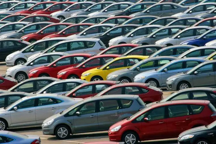 
	Carros em estacionamento na China: a queda nas vendas tem incentivado as montadoras a tomarem medidas de redu&ccedil;&atilde;o de produ&ccedil;&atilde;o incluindo demiss&otilde;es
 (Top Photo Corporation/Thinkstock)