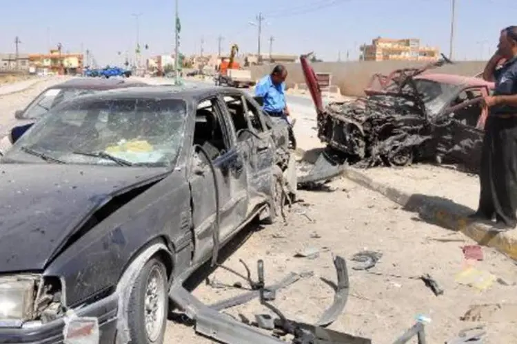 
	Carros destru&iacute;dos no Iraque: n&uacute;mero de v&iacute;timas pode ser mais alto
 (Marwan Ibrahim/AFP)