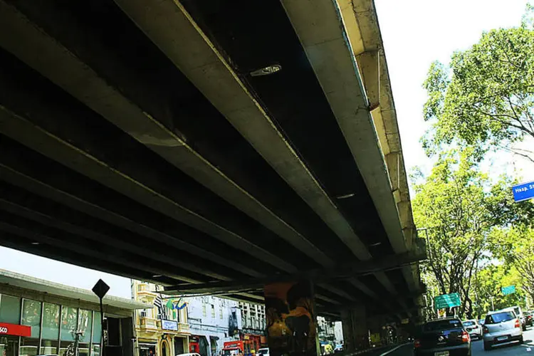 
	Carros passam em vias paralelas ao Minhoc&atilde;o, em S&atilde;o Paulo
 (Carlos Severo/Fotos Públicas)