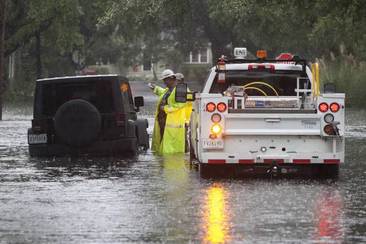 
	Carros parados durante enchente hist&oacute;rica na Carolina do Sul: mais de 600 soldados da Guarda Nacional resgataram pelo menos 200 pessoas, como o aux&iacute;lio de 11 avi&otilde;es e oito equipes em barcos e lanchas
 (Reuters / Randall Hill)