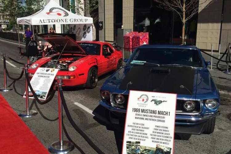 Dois carros comercializados pela Auto One Group em feira de carros em Toronto, Canadá (Reprodução/Facebook/AutoOneGroup)