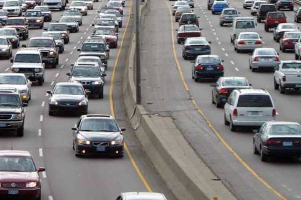 Paulistano enfrenta congestionamento para chegar ao litoral