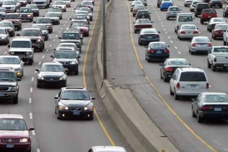 
	Carros em congestionamento: previs&atilde;o &eacute; que 800 mil paulistanos passem pelo sistema para chegar a Baixada Santista
 (Stock Exchange)