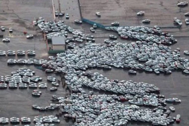 Carros levados por tsunami: em Ofunato, ninguém foi resgatado com vida dos escombros (AFP)
