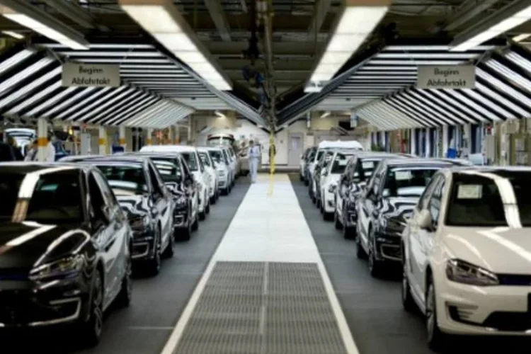 Carros: a fabricante alemã disse que espera que os modelos elétricos estejam nas ruas antes do final desta década (Odd Andersen/AFP)