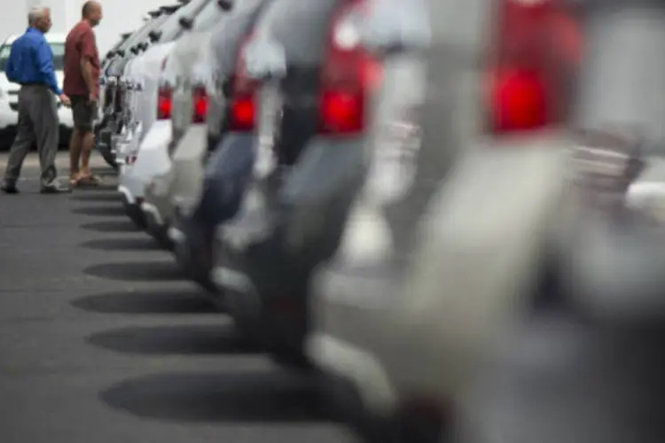 Venda de veículos: carros estacionados em pátio de concessionária (Ty Wright/Bloomberg)