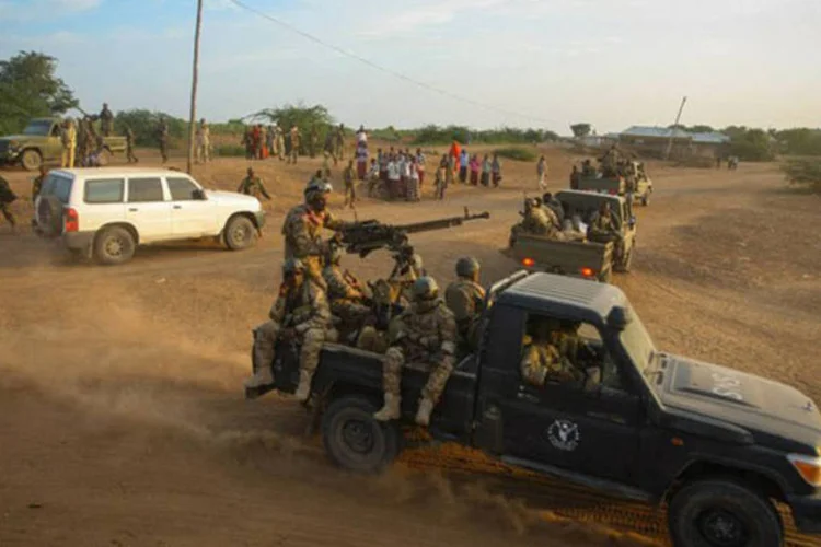 
	Soldados patrulham a cidade de Jowhar, na Som&aacute;lia: o atentado ocorreu em uma das ruas mais transitadas da capital somali
 (Stuart Price/AFP)