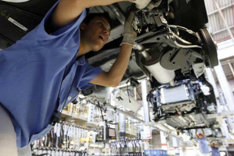 Emprego na indústria decresce 0,5% em fevereiro, diz IBGE