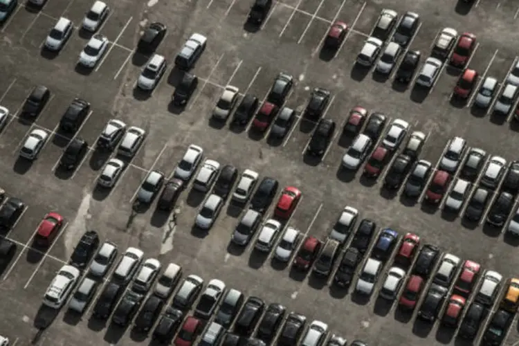 
	Carros em estacionamento: em fevereiro, foram vendidos 719.473 autom&oacute;veis
 (Paulo Fridman/Bloomberg)
