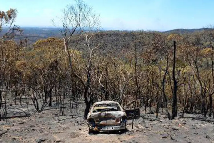
	Carro destru&iacute;do ap&oacute;s inc&ecirc;ndio na Austr&aacute;lia: as chamas arrasaram mais de 12,5 mil hectares de terreno
 (Brenton Edwards/AFP)