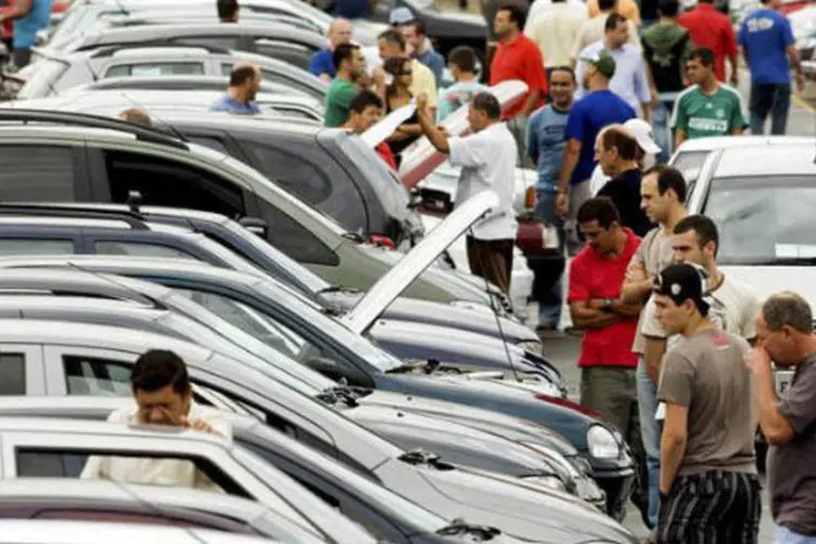 
	Compradores escolhem carros em feira de autom&oacute;veis: com o resultado, os emplacamentos de ve&iacute;culos novos no Brasil de janeiro a maio somam cerca de 1,48 milh&atilde;o de unidades
 (REUTERS/Rodrigo Paiva)