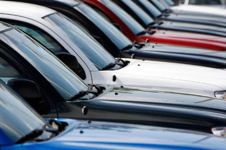 
	Carros enfileirados: al&eacute;m disso, at&eacute; 2017 todos os ve&iacute;culos produzidos no pa&iacute;s devem trazer etiqueta de efici&ecirc;ncia energ&eacute;tica
 (Getty Images/ Joe Raedle)