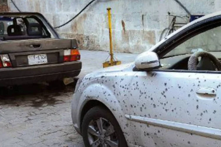 
	Carros com marcas de tiros perto da mesquita: disparos de obuses no centro da capital pelos rebeldes s&atilde;o cada vez mais comuns
 (AFP)